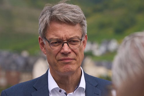 Minister Schnieder steht unter Druck, möglichst schnell jemanden für die Spitze der Deutschen Bahn zu finden. - © Thomas Frey/dpa