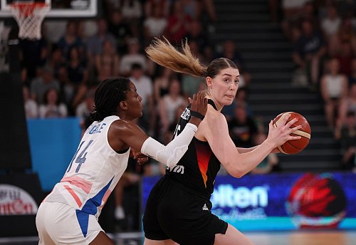 Luisa Geiselsöder und die deutschen Basketballerinnen stehen im EM-Viertelfinale. - © Christian Charisius/dpa