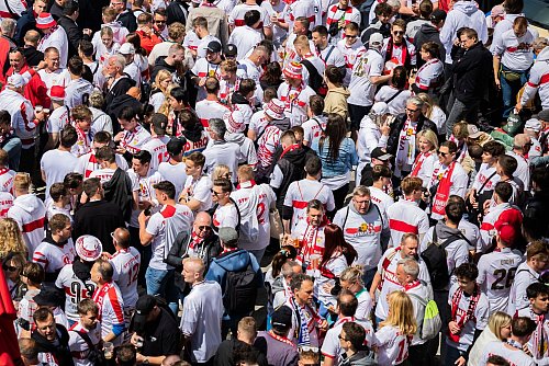 Die Fans stimmten sich schon Stunden zuvor auf das Endspiel ein. - © Christoph Soeder/dpa