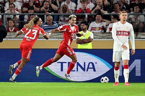 Erstes Pflichtspiel, erstes Tor: Bayern-Neuzugang Luis Díaz (M.) traf am Samstag in Stuttgart. - © Bernd Weißbrod/dpa