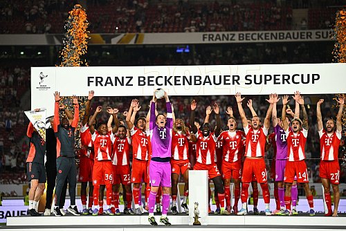 Erster Supercup-Sieg seit 2022: Die Bayern um Torhüter Manuel Neuer jubeln. - © Tom Weller/dpa