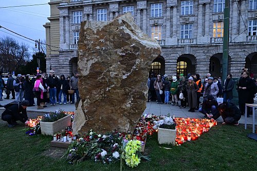 Kerzen brennen am Mahnmal für die Opfer des Amoklaufs an der Karls-Universität in Prag vor einem Jahr (Foto aktuell). - © ?imánek Vít/CTK/dpa
