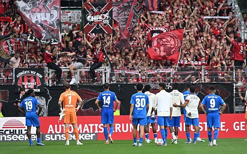 Der große Frust: Die Leverkusener Spieler nach dem 3:3 in Bremen vor den mitgereisten Fans. - © Carmen Jaspersen/dpa