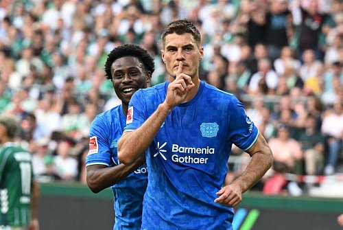 Ruhe, bitte: Leverkusens Torjäger Patrik Schick nach seinem Elfmetertor in Bremen. - © Carmen Jaspersen/dpa