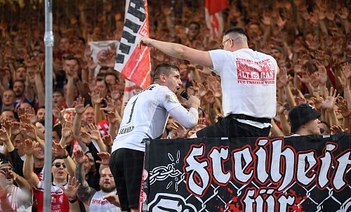 Ließ sich vor den Fans feiern: Pokalheld Alexander Sebald. - © Robert Michael/dpa
