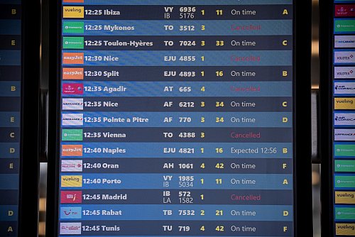 Tausende Flüge mussten wegen des Fluglotsenstreiks in Frankreich gestrichen werden. - © Aurelien Morissard/AP/dpa