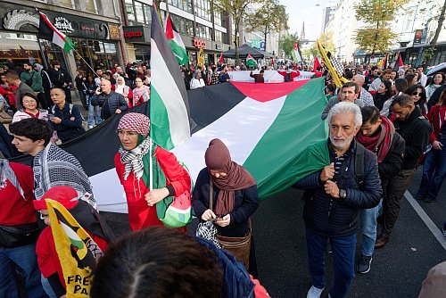Wegen der Demo wurden mehrere Straßen in der Innenstadt gesperrt. - © Henning Kaiser/dpa