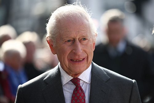 Der britische König Charles III. musste wegen Nebenwirkungen seiner Krebstherapie vorübergehend ins Krankenhaus. (Archivbild) - © Henry Nicholls/PA Wire/dpa