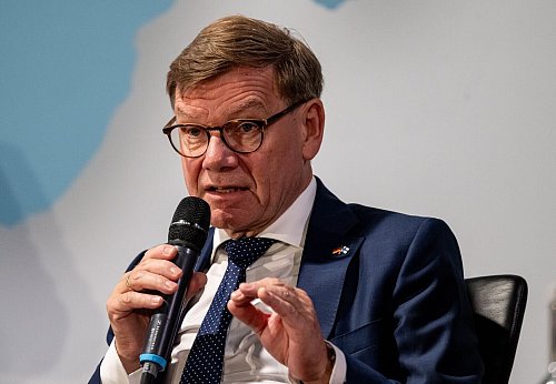 Außenminister Johann Wadephul (CDU) beim Wirtschaftstag der Botschafterkonferenz im Auswärtigen Amt. - © Fabian Sommer/dpa