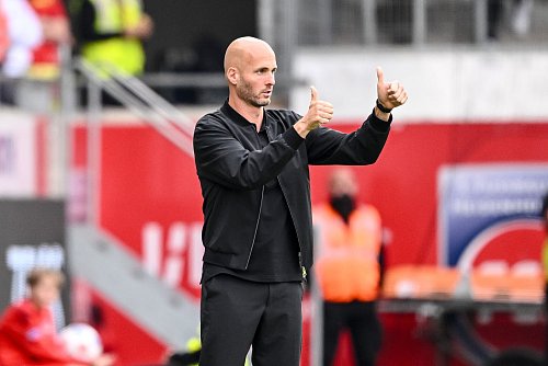Bundesliga-Debüt geglückt: Wolfsburgs neuer Trainer Paul Simonis. - © Harry Langer/dpa