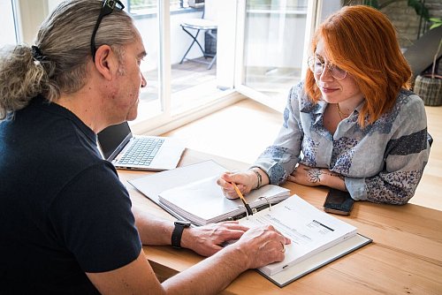 Finanzielle Sorgen? Dann bietet es sich an, möglichst frühzeitig eine Beratungsstelle aufzusuchen. - © Christin Klose/dpa-tmn