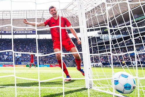 Als würde er den Ball ins Tor brüllen: Thomas Müller. - © Tom Weller/dpa