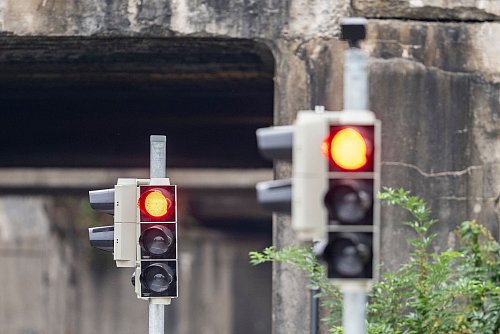 Die Doppel-Ampel von Rheda-Wiedenbrück brachte der Stadt einen Eintrag ins Schwarzbuch des Steuerzahlerbundes. - © David Inderlied/dpa