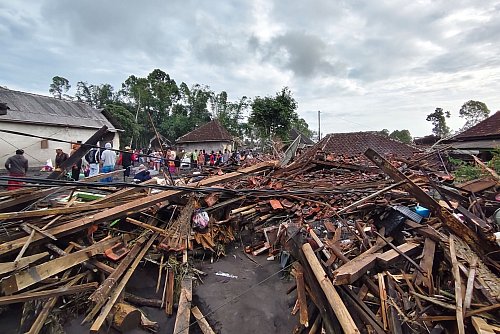 Durch die Eruption lagen mehrere Häuser in Schutt und Asche. - © Wawan Sugiarto/AP/dpa