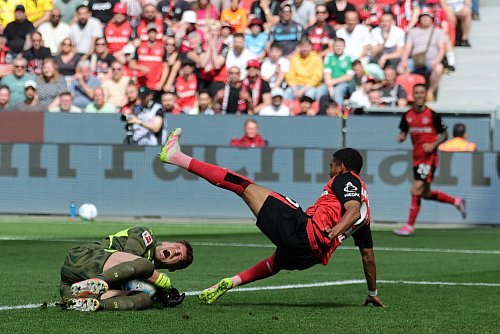 Der BVB-Torhüter stand im Blickpunkt. - © Rolf Vennenbernd/dpa