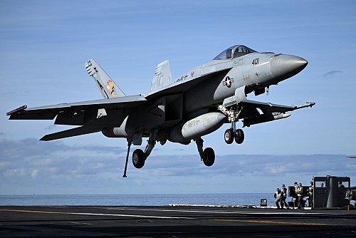 Die «USS Gerald R. Ford» ist das größte Kriegsschiff der Erde und bietet Platz für bis zu 90 Kampfflugzeuge und Hubschrauber. (Archivbild) - © Federico Gambarini/dpa