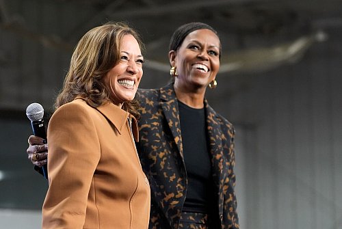In Michigan hat sich Harris hochkarätige Wahlkampf-Unterstützung an die Seite geholt: die ehemalige First Lady, Michelle Obama. - © Jacquelyn Martin/AP/dpa