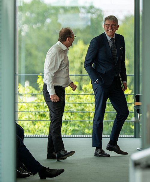 Kulturstaatsminister Wolfram Weimer freut sich, dass im Bundeshaushalt mehr Geld für Filmförderung eingeplant ist. - © Soeren Stache/dpa
