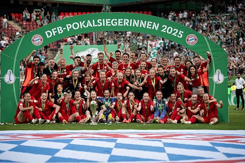 Zum ersten Mal holen die Bayern-Frauen den Meistertitel und den Pokal. - © Fabian Strauch/dpa