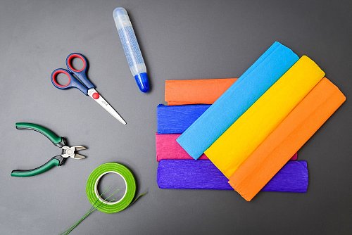 Das benötige Bastelmaterial: Krepppapier, Flüssigkleber, Schere, Zange, Blumendraht und Foristen-Band. - © Zacharie Scheurer/dpa-tmn