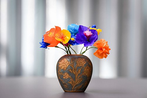 Blüten aus Krepppapier halten ewig - dieser Blumenstrauß bereitet also nicht nur am Muttertag Freude. - © Zacharie Scheurer/dpa-tmn
