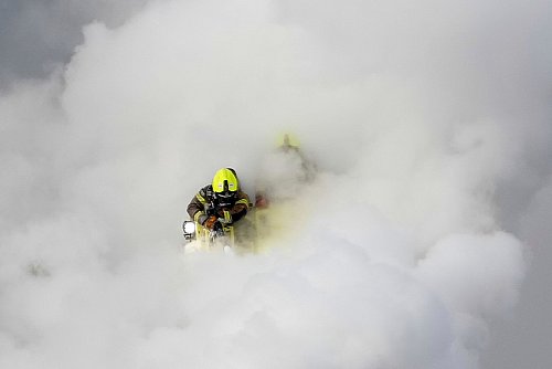 Feuerwehrleute konnten den Brand inzwischen eindämmen. - © Kirsty Wigglesworth/AP/dpa