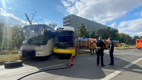 Ein Reisebus und eine Tram stoßen nahe dem Alexanderplatz zusammen, der Busfahrer wird schwer verletzt. - © Torsten Holtz/dpa