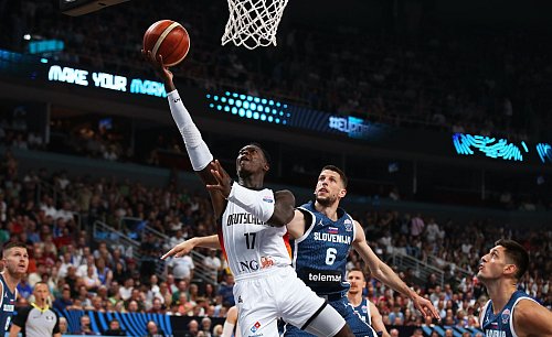 Dennis Schröder suchte gegen Slowenien lange seinen Rhythmus. - © Matthias Stickel/dpa