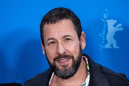 Adam Sandler spielt an der Seit von George Clooney in der Komödie «Jay Kelly» mit. - © Hannes P Albert/dpa
