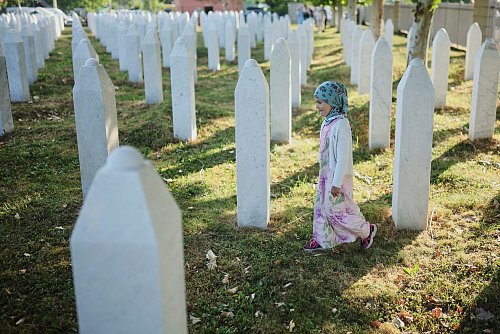 Mehr als 8.000 bosnische Muslime wurden im Raum Srebrenica von bosnisch-serbischen Truppen getötet. - © Armin Durgut/AP/dpa