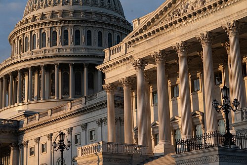 Das US-Parlament steckt kurz vor der Weihnachtspause in einem schweren Haushaltsstreit - befeuert vom designierten US-Präsidenten Trump. (Archivbild) - © J. Scott Applewhite/AP/dpa