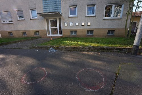 Der Tatort von Bad Nauheim. Zwei Menschen mit Schussverletzungen sind gestorben. - © Thomas Frey/dpa