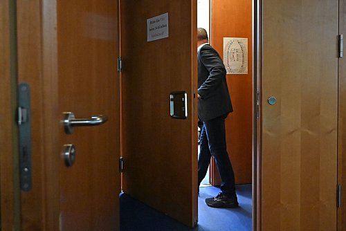 Beratungen hinter verschlossener Tür. - © Elisa Schu/dpa