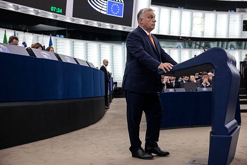 Ungarns Ministerpräsident Vikot Orban wollte eigentlich nicht im Parlament über Differenzen zwischen ihm und anderen Akteuren reden. - © Jean-Francois Badias/AP/dpa