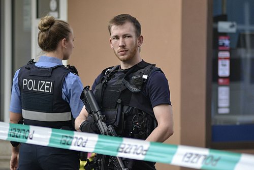 Polizisten sichern den Tatort. - © Gianni Gattus/dpa