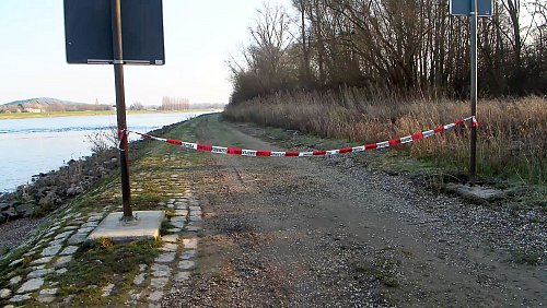 Im März 2024 wurde die Leiche der Mutter des damals fünf Wochen alten Babys bei Hockenheim am Rhein gefunden. (Archivbild) - © René Priebe/pr-video/dpa