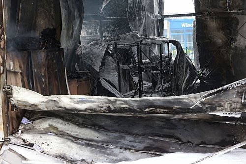 Bei dem Feuer ist vermutlich ein Millionenschaden entstanden - © David Young/dpa