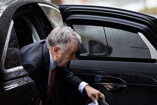 Ein besonderer Schutzstatus gefährdeter Politiker verlangt extra-gesicherte Autos -mit erhöhten CO2-Emissionen. (Archivbild) - © Rolf Vennenbernd/dpa