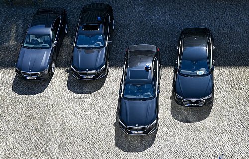 Die Deutsche Umwelthilfe kritisiert seit Jahren, dass viele Spitzenpolitiker bei der Wahl ihrer Dienstwagen nicht auf die Folgen für das Klima achten. (Symbolbild). - © Jens Kalaene/dpa