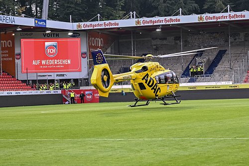 Per Hubschrauber war der verletzte Fan aus dem Stadion gebracht worden. - © Harry Langer/dpa