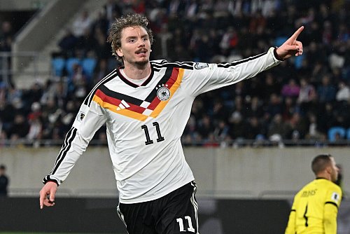 Auch Stürmer Nick Woltemade findet das Jersey, das Deutschland auch bei der WM 2026 tragen will, «Weltklasse», wie er sagte. (Archivbild) - © Federico Gambarini/dpa