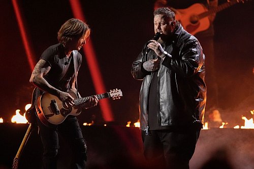 Viele Stars stehen bei der Vergabe der CMA-Preise auf der Bühne, darunter Keith Urban (l.) und Jelly Roll. - © George Walker IV/Invision via AP/dpa