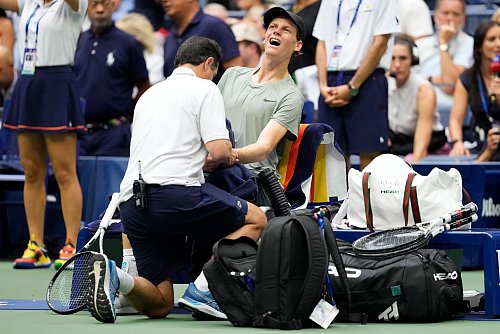 Auch Jannik Sinner muss zwischenzeitlich behandelt werden. - © Kirsty Wigglesworth/AP/dpa