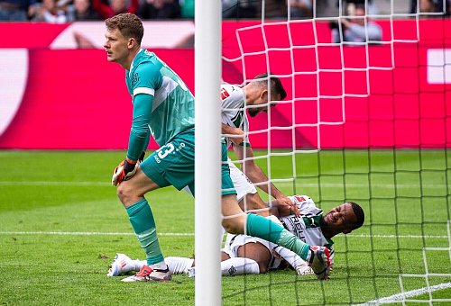 Plea trifft und verletzt sich. - © David Inderlied/dpa