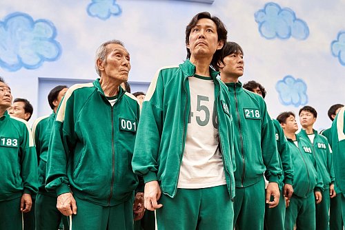 Lee Jung-Jae (M) erinnert an die Idee hinter "Squid Game". - © Noh Juhan/Netflix via AP/dpa