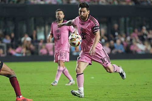 Messi ist der mit Abstand prominenteste Spieler in den USA. - © Lynne Sladky/AP/dpa