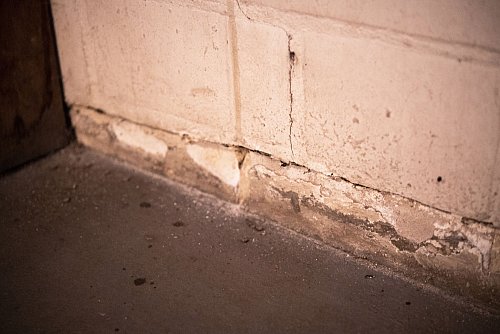 Über kleine Risse und Fugen kann Radon in Kellerräume gelangen. - © Catherine Waibel/dpa-tmn