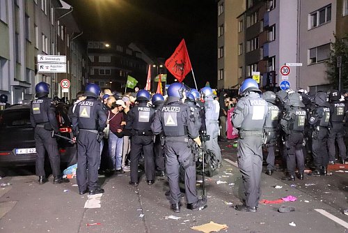 Die Polizei kesselte Teilnehmer der Demonstration bis in die Nacht hinein ein. - © Sascha Thelen/dpa