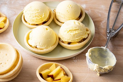 Die Mürbeteig-Schälchen wurden auf einem umgedrehten Muffinblech gebacken. Gefüllt mit Früchten und Eis können sie fertig vorbereitet im Gefrierschrank warten, müssen dann nur noch zum Grillen in Eischnee gepackt werden. - © Marian Moschen/Mann backt/dpa-tmn