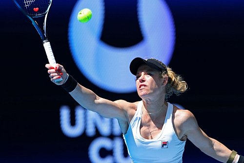 Laura Siegemund verlor ihr Einzel gegen Jelena Rybakina klar. - © Trevor Collens/AP/dpa